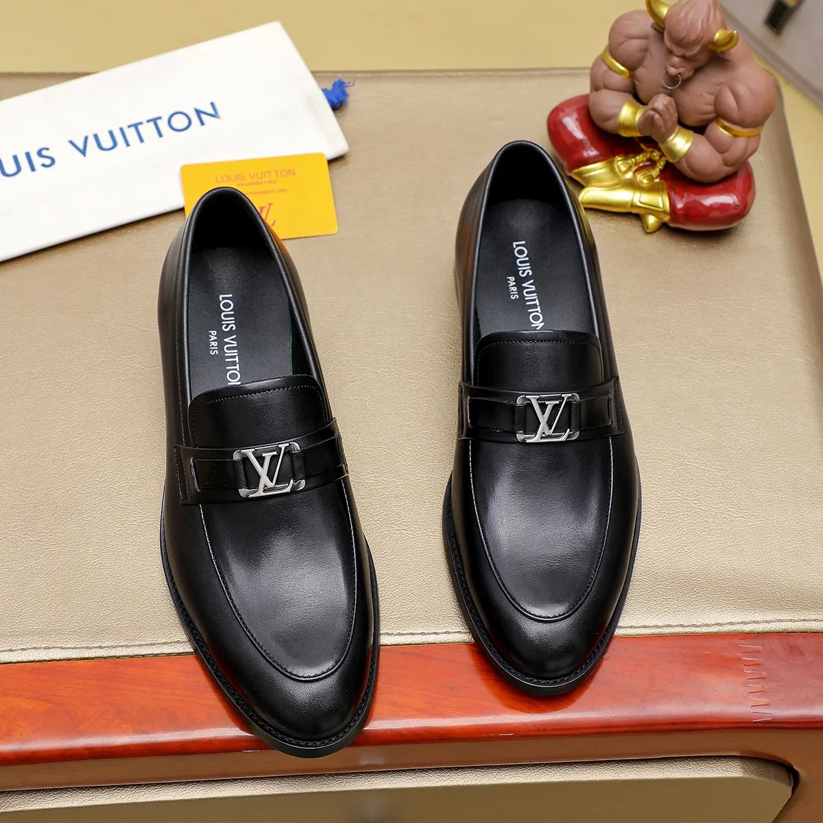 Men's Men's Shoes 💰420 💰[Louis Vuitton] LV high-end business formal leather shoes! ! Luxurious and elegant style, equal emphasis on practicality and style, professional focus on details and quality, counter original 1⃣️: 1⃣️ super accurate reproduction👍🏻! Material: The upper is made of imported original soft 🐂cowhide ➕imported first-layer sheepskin lining. Original anti-slip and wear-resistant outsole! Code number: 39--45, (38.46 custom-made) Large quantities in stock!